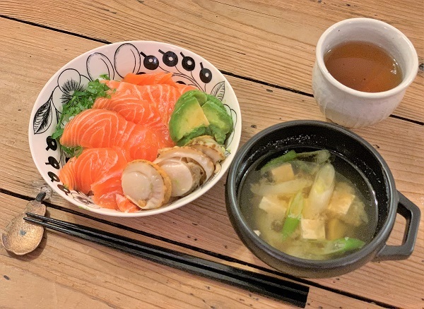 コストコのサーモンとベビーホタテで丼! と さつま芋ごはんのお弁当_d0249193_21301841.jpg