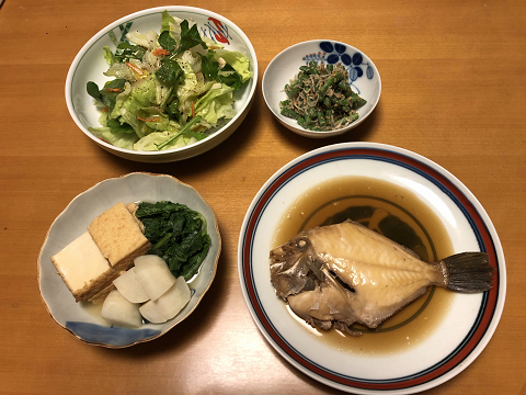 カワハギ煮つけと インゲンごまじゃこ和えと 蕪 蕪菜と絹揚げ煮びたしと 香草サラダ それにお味噌汁 かやうにさふらふ