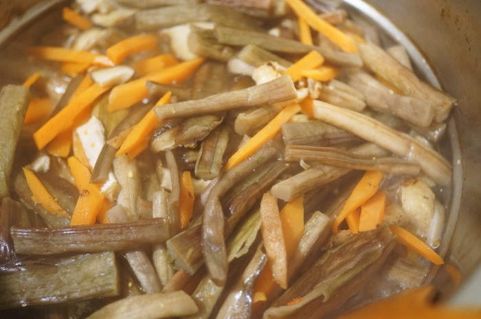 季節の常備菜 芋茎 ズイキ と人参 椎茸の麺つゆ煮 料理と趣味の部屋