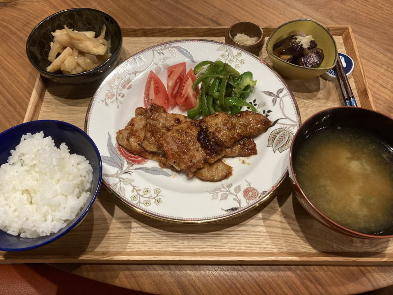 献立 豚の生姜焼き追い生姜付 ピーマンの塩ガーリック炒め 冷やしトマト じゃがいもと玉ねぎと油揚げの旨煮 茄子の味噌煮 オクラのお味噌汁 Kajuの 今日のお料理 簡単レシピ