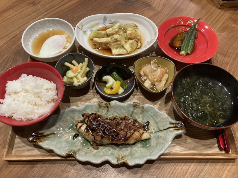 献立 スズキのムニエル 温玉 焼き茄子 マカロニサラダ ピクルス じゃがいもと玉ねぎと魚河岸揚げの旨煮 オクラとかぼちゃの焼き浸し あおさのお味噌汁 Kajuの 今日のお料理 簡単レシピ 献立 スズキのムニエル 温玉 焼き茄子 マカロニサラダ ピクルス じゃがいもと玉ねぎと魚河岸揚げの旨煮 オクラとかぼちゃの焼き浸し あおさのお味噌汁 Kajuの 今日のお料理 簡単レシピ