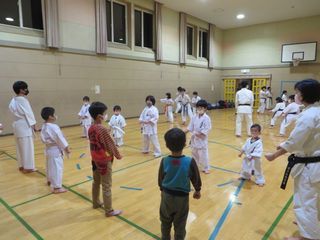 火曜日空手 西町教室 今日も新しい仲間!_c0118332_22484961.jpg