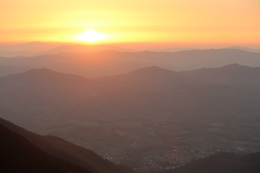 クッコ山の夕日とウンブリア他5州水曜からオレンジゾーン_f0234936_08033619.jpeg