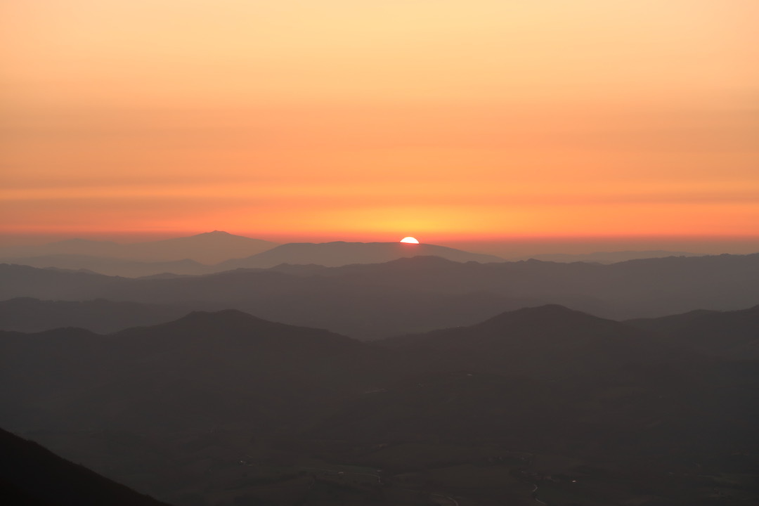 クッコ山の夕日とウンブリア他5州水曜からオレンジゾーン_f0234936_08091792.jpeg