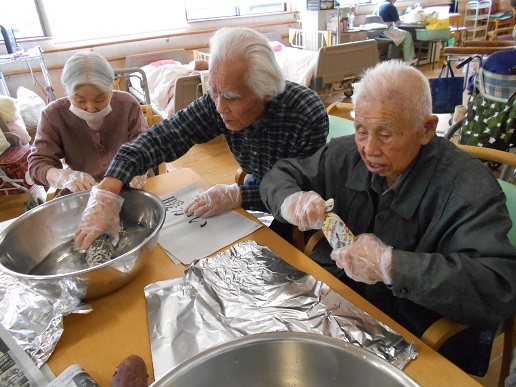 焼き芋大会!!!_a0211526_16524630.jpg