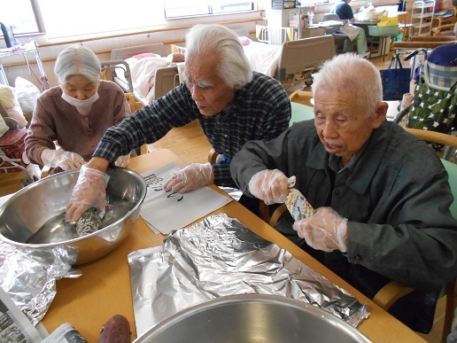 焼き芋大会！！！_a0211526_16524630.jpg