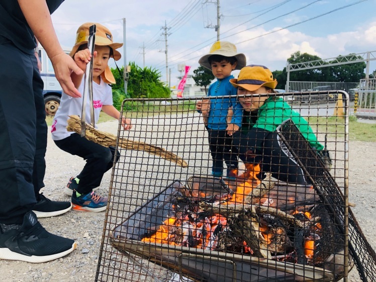 青空ようちえん〔平日〕走って、忍足で、手裏剣練習をして忍者修行!おやつはほくほくたき火で焼き芋だ!(11/11)_d0363878_22320353.jpg
