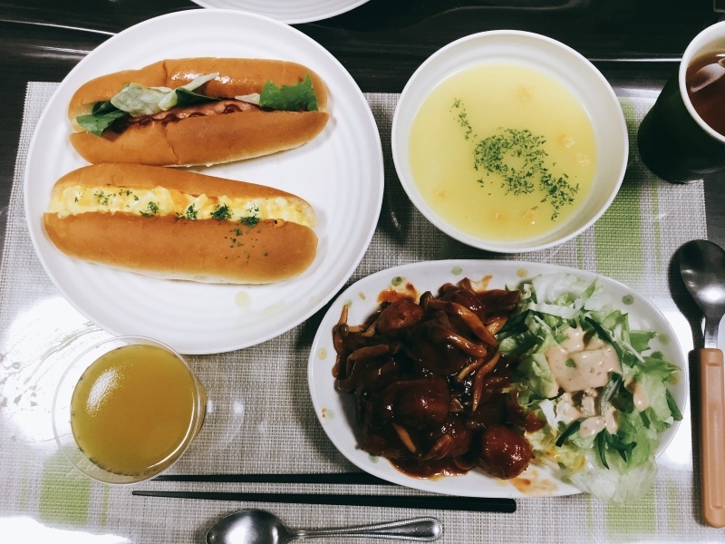 ひまわり荘 夕食 ホットドック 玉子ロール ミートボールキノコトマトソース煮 コーンスープ フルーツゼリー 今日の献立 ひまわり荘 夕食 ホットドック 玉子ロール ミートボールキノコトマトソース煮 コーンスープ フルーツゼリー 今日の献立