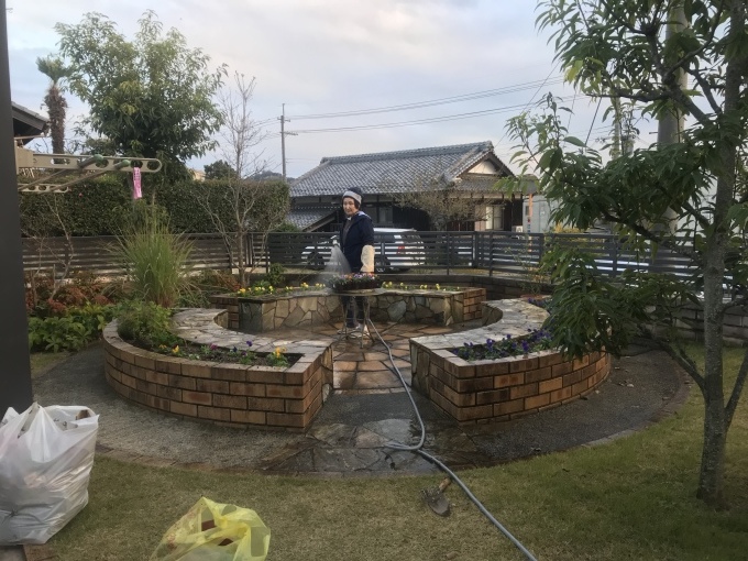 来春開花を楽しみに、三色スミレを植えました。_b0100062_18330757.jpeg