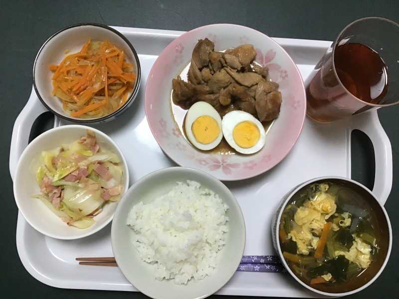 あじさい荘 夕食 鶏肉のさっぱり煮 人参とマロニーのおかか炒め 白菜とベーコンのサラダ 野菜スープ 今日の献立
