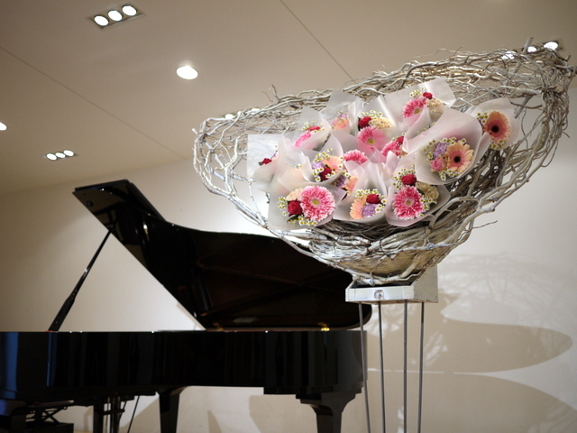 ピアノの発表会のステージ上の 花束 個 持ち帰りタイプのスタンド花 赤やピンク 可愛らしい感じ ル ケレス南円山ミュージアムホールにお届け 11 15 札幌 花屋 Mell Flowers ピアノの発表会のステージ上の 花束 個 持ち帰りタイプのスタンド花 赤やピンク 可愛らしい感じ ル ケレス南円山ミュージアムホールにお届け 11 15 札幌 花屋 Mell Flowers