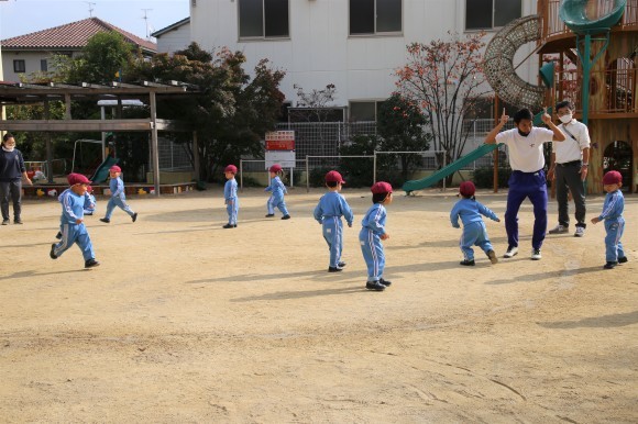 逃げろー 鳳幼稚園