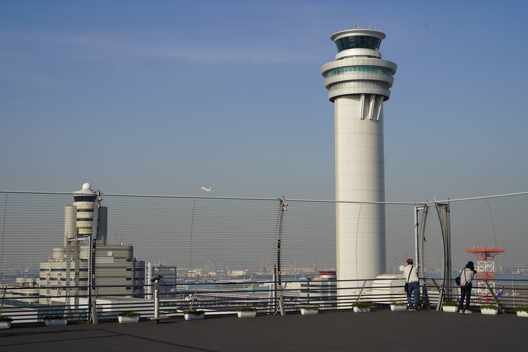 羽田空港第1ビル ラジコン飛行機とお百姓 羽田空港第1ビル ラジコン飛行機とお百姓