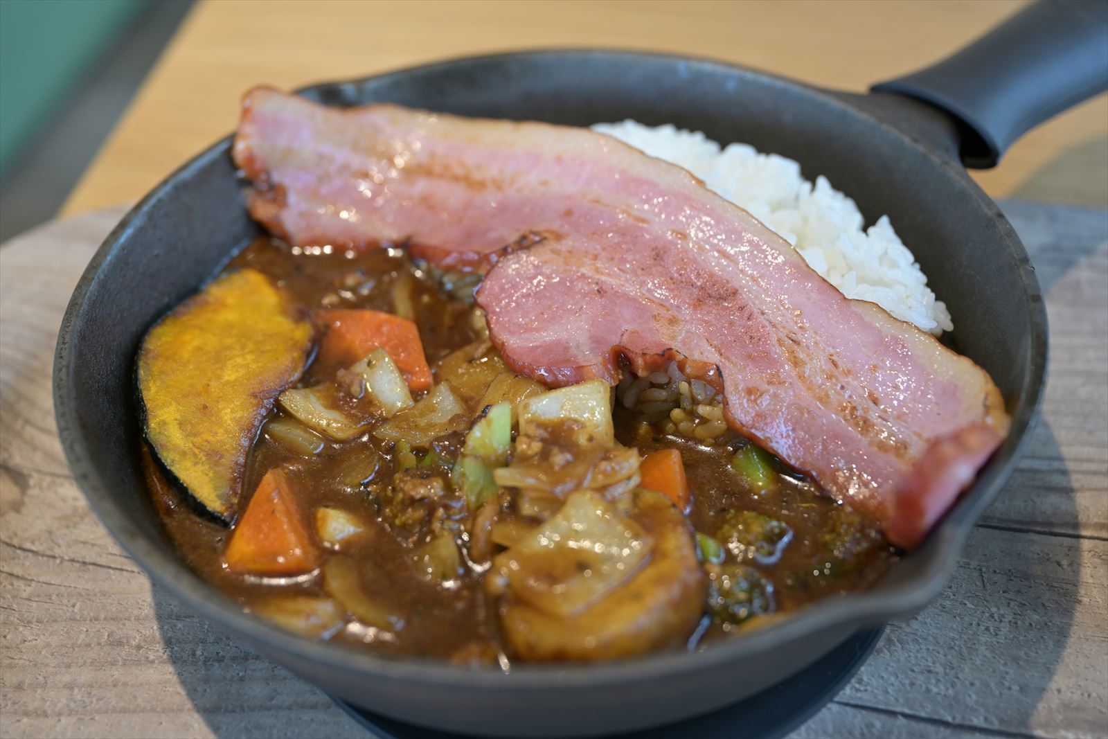 恵庭 スキレットカレーこな雪とんとん 恵庭道の駅内 やぁやぁ 恵庭 スキレットカレーこな雪とんとん 恵庭道の駅内 やぁやぁ