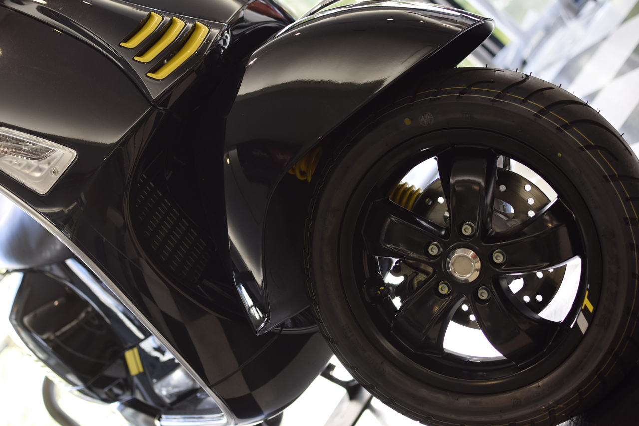 ベスパ GTS Super Tech 300 バルカンブラック_d0099181_19010177.jpg