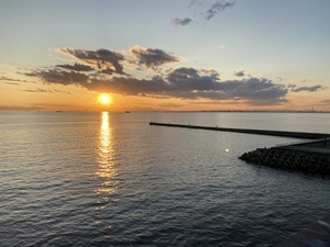 「海の向こうに綺麗な夕日が見えました」_d0178136_14225083.jpeg