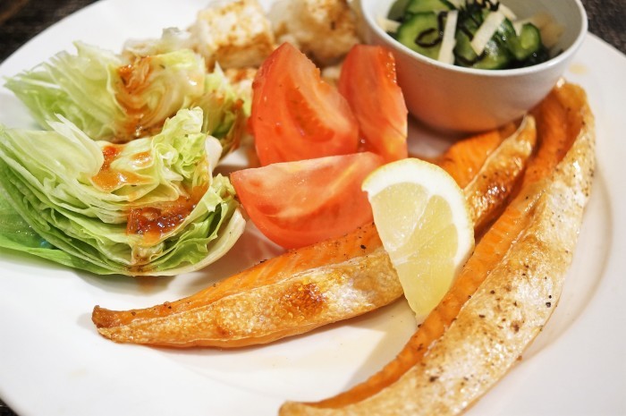 ■THE・朝ご飯【簡単ワンプレ 鮭ハラス焼き/長芋素揚げ/酢の物】_b0033423_22274212.jpg