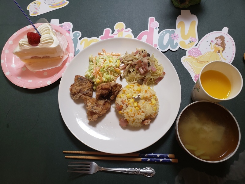 あじさい荘夕食 利用者さん誕生日リクエストメニュー 唐揚げ ピラフ 今日の献立