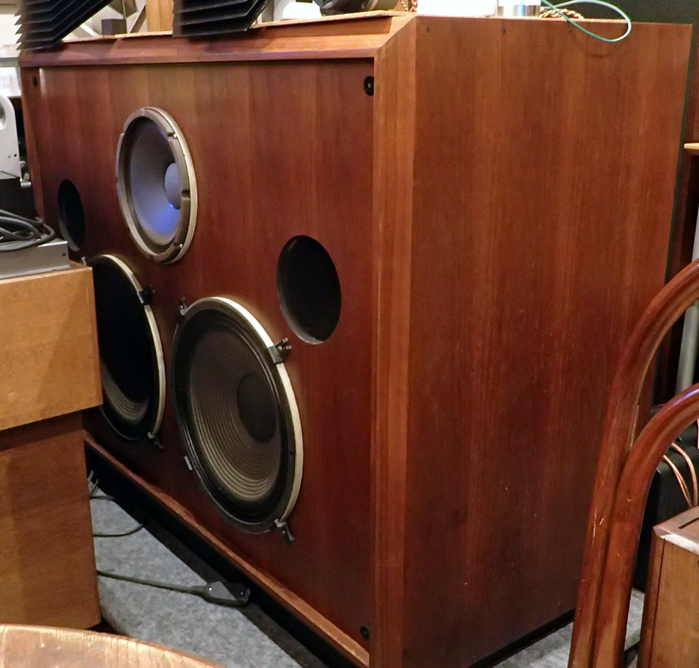 ダブルウーファーの大型スピーカーが入ってきました
