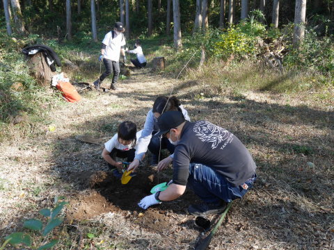 山桜30本植樹、最年少参加者は3歳：11・21六国見山手入れ（上）_c0014967_11182158.jpg