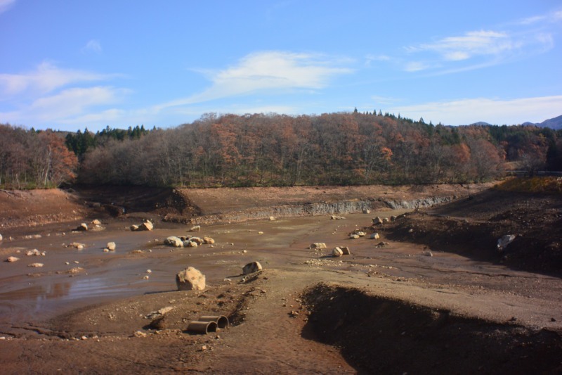 山形県ブラックバス等外来生物リリース禁止から3年ブラックバスが居る池は干上がる ボ ボ 僕らは釣れない中年団