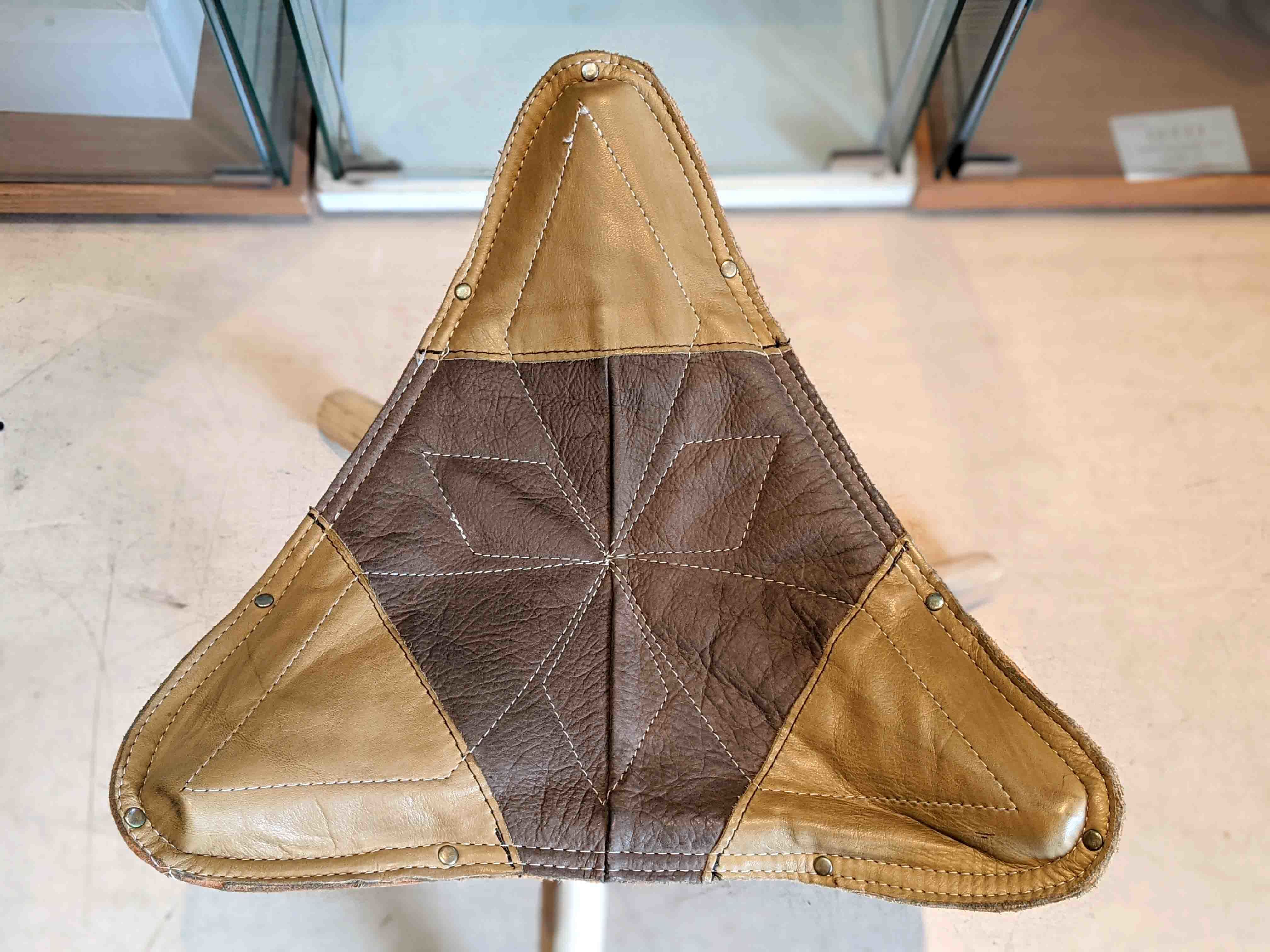メキシコ工芸品】本革のハンティングチェア が入荷しました メキシコ工芸品】本革のハンティングチェア が入荷しました