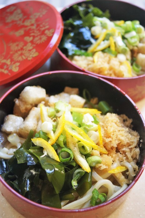 ■ランチ【山田屋純生 さぬきうどんで釜揚ぶっかけ】鳴門糸ワカメ／長芋素揚げ／揚げ玉乗せてます(^^♪_b0033423_19204388.jpg