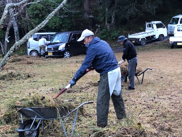 大本神社の掃除_c0117028_08531372.jpg