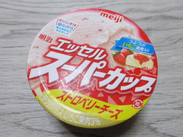 明治エッセル スーパーカップ ストロベリーチーズ@明治_c0152767_11301255.jpg