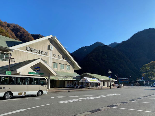 富山 黒部市 黒部峡谷鉄道トロッコ電車で絶景と紅葉めぐり きわめればスカタン