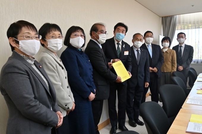 山本市長に来年度の予算要望書を提出_e0260114_16221532.jpg