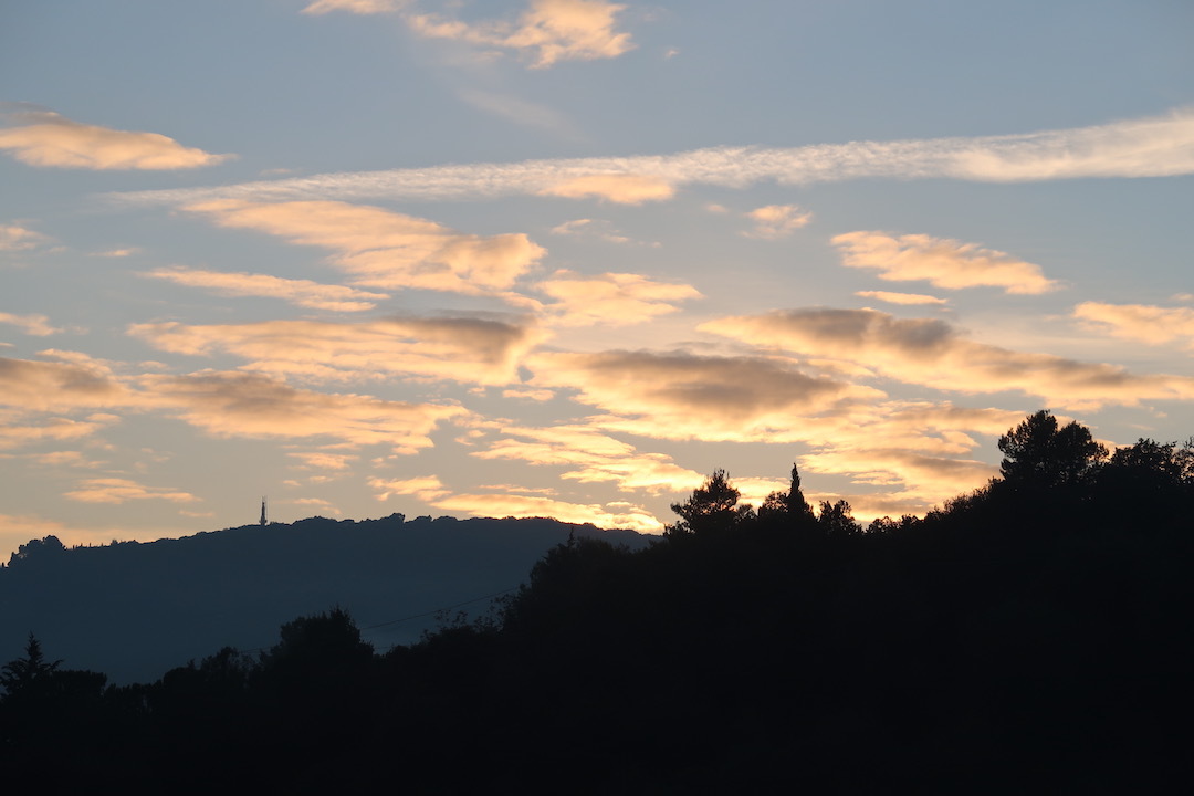 霧の秋夕空とカボチャ入りクリームシチュー_f0234936_06434193.jpeg