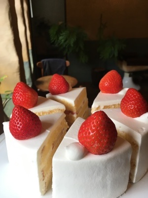 苺のショートケーキも他ケーキで揃ってます！_d0232002_12030068.jpeg