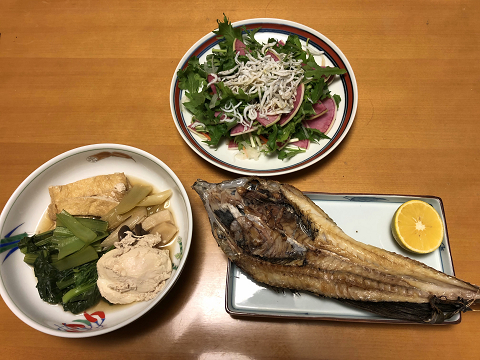 ハッカク塩焼きと 油揚げと小松菜と卵の煮物と 香草しらすサラダ それにお味噌汁 かやうにさふらふ ハッカク塩焼きと 油揚げと小松菜と卵の煮物と 香草しらすサラダ それにお味噌汁 かやうにさふらふ