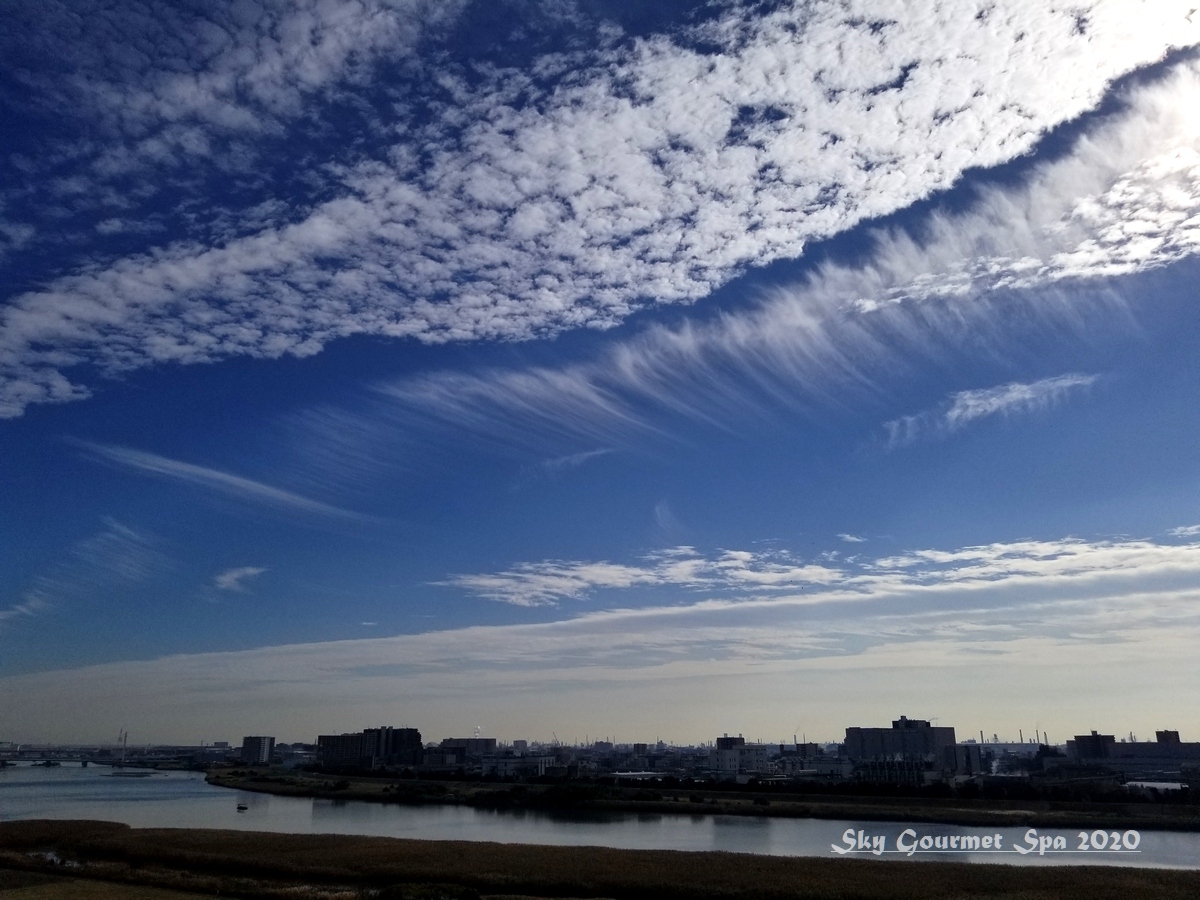 ほうき雲 と うろこ雲 多摩川 年11月 空とグルメと温泉と