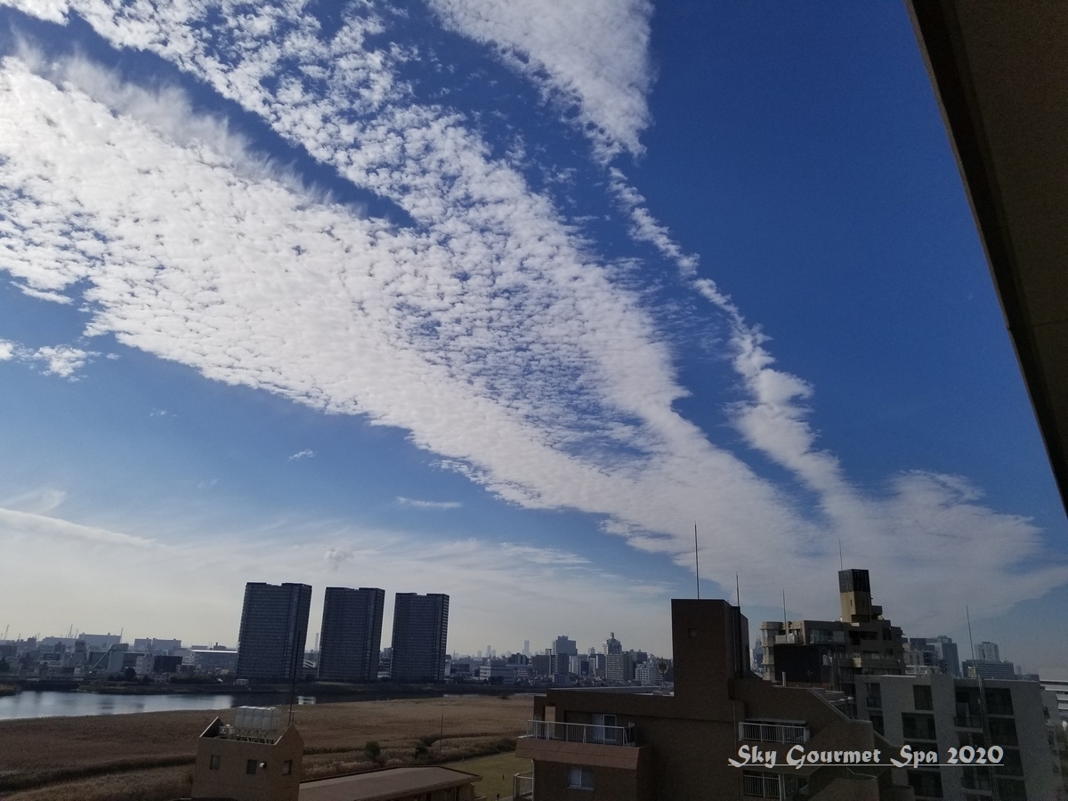 ほうき雲 と うろこ雲 多摩川 年11月 空とグルメと温泉と