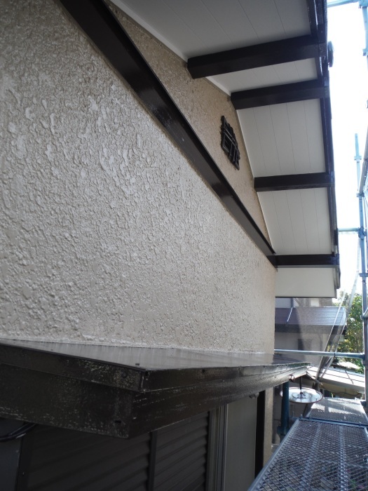 屋根、外壁塗り替えとメンテナンス ~ 細かい箇所の仕上げ。 _d0165368_03291961.jpg