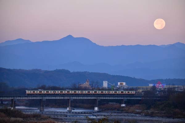 八高線・多摩川鉄橋と残月_f0173596_09262295.jpg