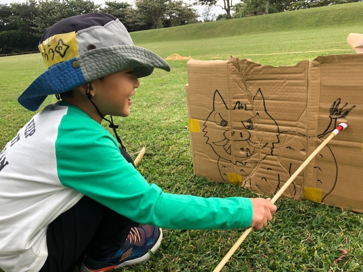 青空ようちえん〔平日〕仲良くなったスタッフとの楽しいひと時！弓矢を持って遊びに出かけよう！_d0363878_16573166.jpg