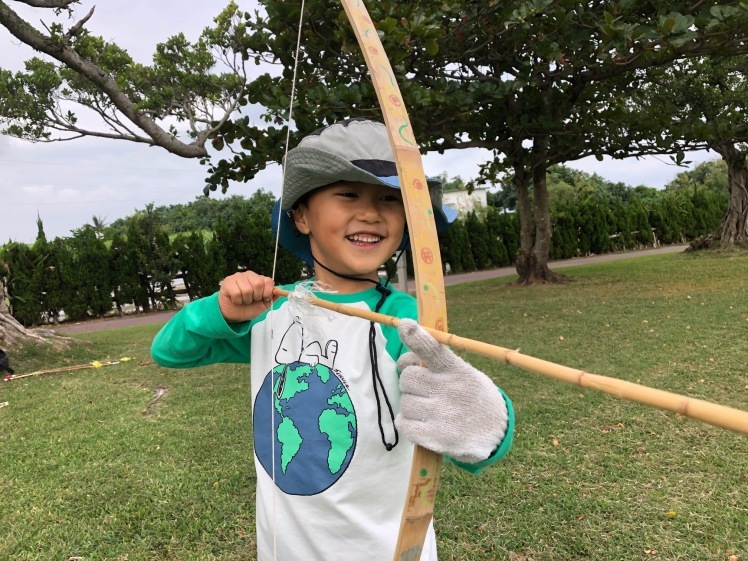 青空ようちえん〔平日〕仲良くなったスタッフとの楽しいひと時!弓矢を持って遊びに出かけよう!_d0363878_16573167.jpg