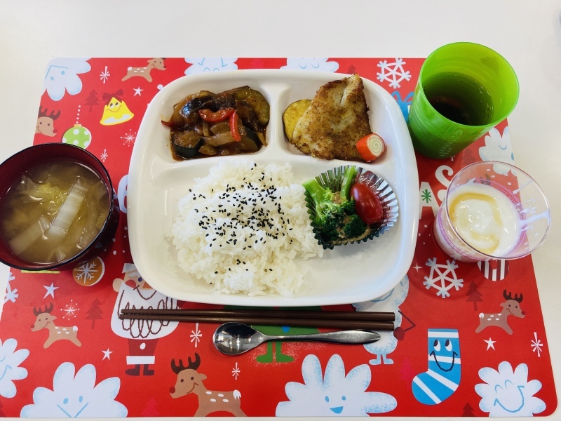 ひだまり工房 昼食 白身魚バジルパン粉焼き 薩摩芋ソテー ブロッコリーサラダ ラタトゥイユ ご飯 味噌汁 ヨーグルト 今日の献立