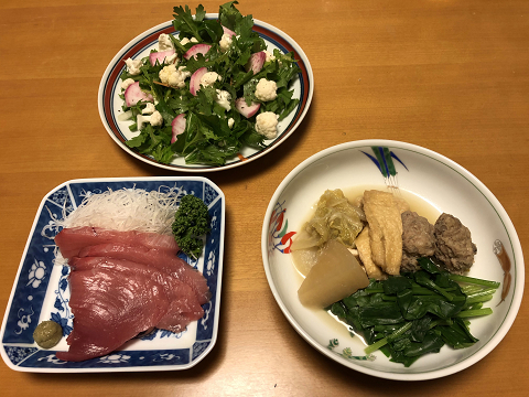 マグロ刺身と リメイク肉つみれ煮とほうれん草の煮物と 香草とカリフラワーサラダ それにお味噌汁 かやうにさふらふ マグロ刺身と リメイク肉つみれ煮とほうれん草の煮物と 香草とカリフラワーサラダ それにお味噌汁 かやうにさふらふ