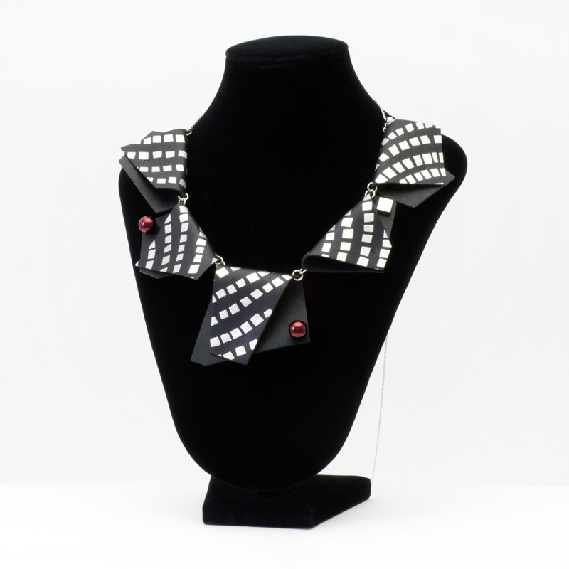 ファンタジー 蒔絵のアクセサリー レザーネックレス モザイク プラチナ箔 伝統工芸から生まれたファンタジーをまとうブランド マドマドこれくしょん mado mado collection Fantasy MAKIE accessories leather necklace Platinum Mosaic ブラックレザーにプラチナ箔で石畳を思わせる幾何学モチーフを描いたオブジェのような立体的で高級感のある斬新なアイテム、素材がレザーなので思いの外軽く楽に身につけていただけ、様々なコーディネートを楽しんでいただけます。 #ネックレス #necklace #レザーネックレス #LeatherNecklace #牛革のネックレス #斬新なデザイン #モザイク柄 #革のアクセサリー #軽さを実感 #身につける漆 #坂本これくしょん