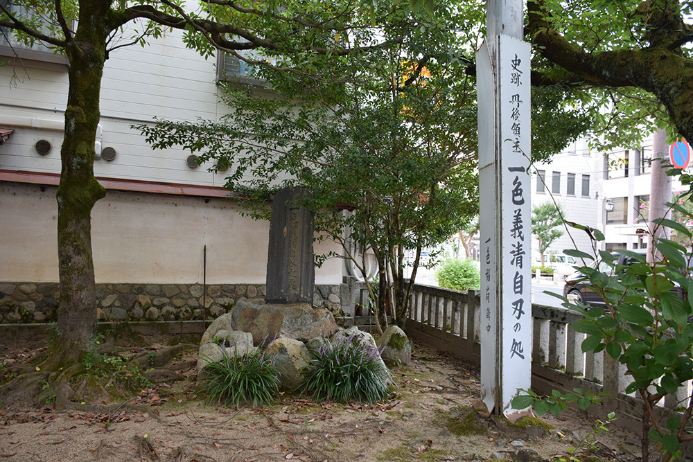 丹後宮津城跡を歩く その2 一色義清自刃の処 一色稲荷神社 坂の上のサインボード 丹後宮津城跡を歩く その2 一色義清自刃の処 一色稲荷神社 坂の上のサインボード