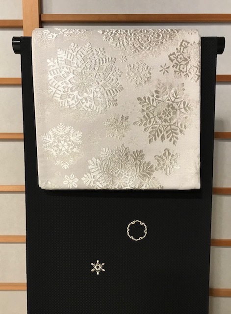 貴久樹・雪の結晶刺繍小紋を雪の結晶帯でコーディネイト 貴久樹・雪の結晶刺繍小紋を雪の結晶帯でコーディネイト