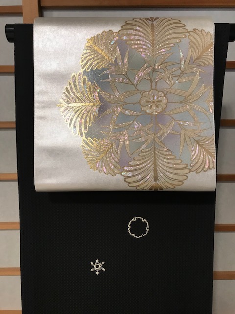 貴久樹・雪の結晶刺繍小紋を雪の結晶帯でコーディネイト 貴久樹・雪の結晶刺繍小紋を雪の結晶帯でコーディネイト