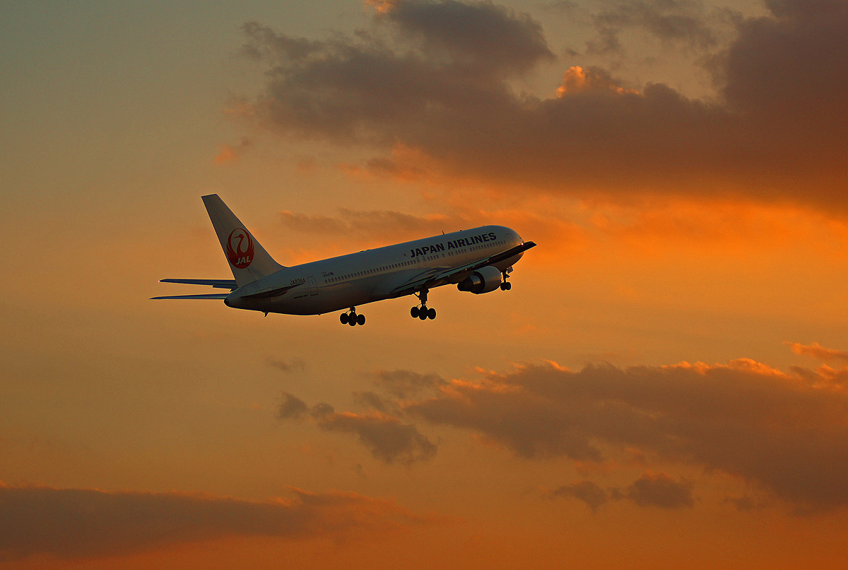 夕焼けの雲の間に間に。_b0044115_02314052.jpg