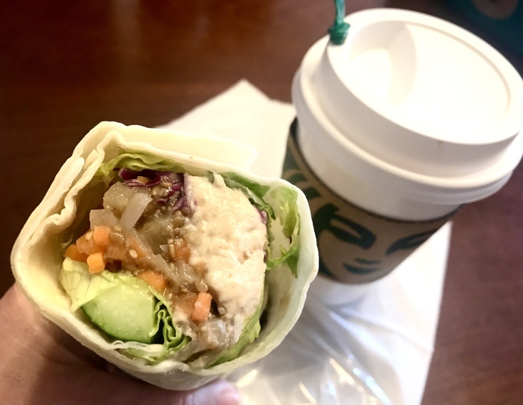 根菜チキンサラダラップとソイラテ スタバ よく飲むオバチャン 本日のメニュー