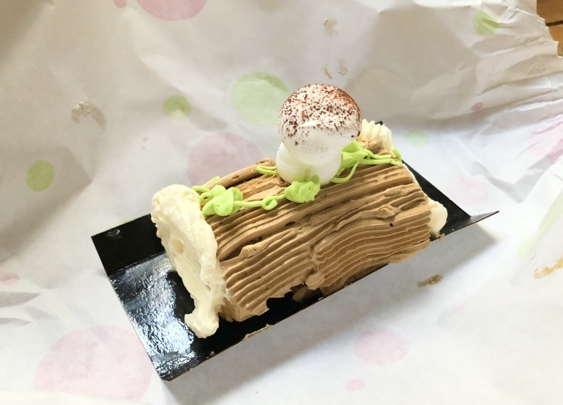 パリのパン屋さんのビュッシュ・ド・ノエルと、伝統の三角包み_a0231632_19143475.jpeg