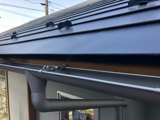 ネイビーとシルバー　屋根と軒樋_a0129492_20544084.jpeg